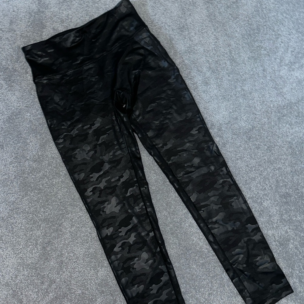 Black camo leggings. Size med.